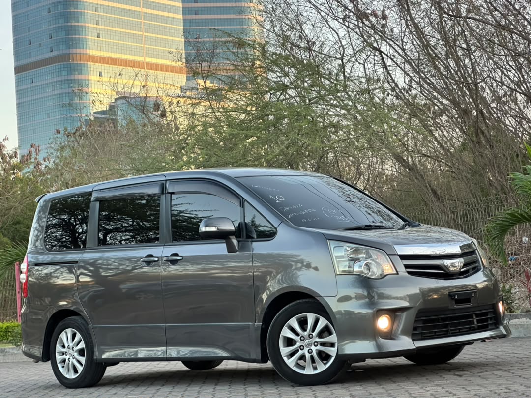 TOYOTA NOAH